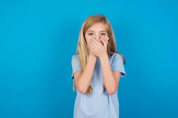 Aufgebrachte Schöne Kaukasische Mädchen Tragen Blaues Shirt Das Ihren Mund — Stockfoto