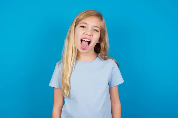 Mooi Blank Meisje Dragen Blauw Shirt Met Gelukkig Grappig Gezicht — Stockfoto