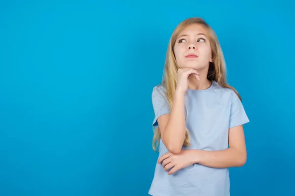 Portrait Une Belle Fille Caucasienne Réfléchie Portant Shirt Bleu Garde — Photo