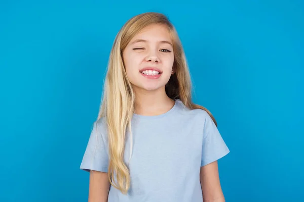 Bela Menina Caucasiana Vestindo Azul Shirt Piscando Olhos Com Prazer — Fotografia de Stock