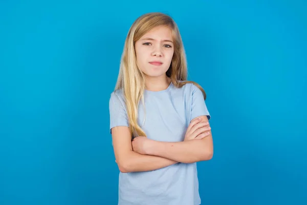 Bela Menina Caucasiana Vestindo Azul Shirt Bitting Lábios Olhando Preocupado — Fotografia de Stock