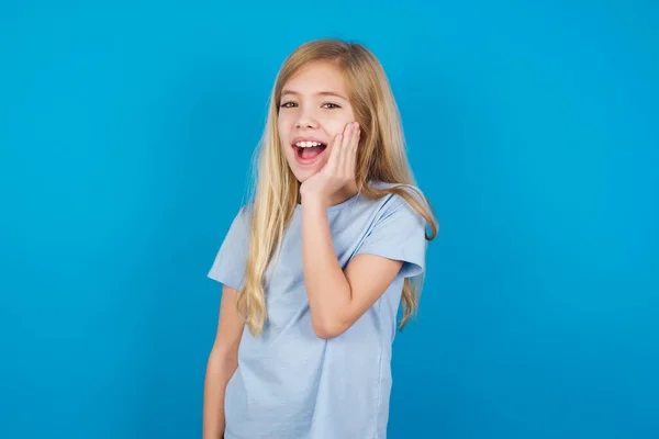 Chocado Espantado Bela Menina Caucasiana Vestindo Camiseta Azul Olhando Surpreso — Fotografia de Stock