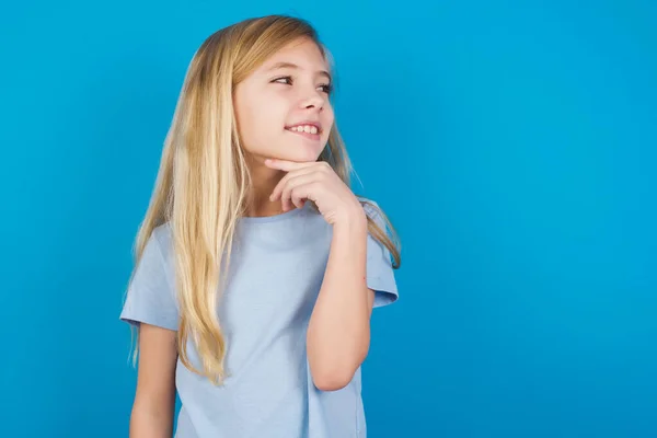 Menina Bonita Caucasiana Dreamy Vestindo Camiseta Azul Com Expressão Agradável — Fotografia de Stock