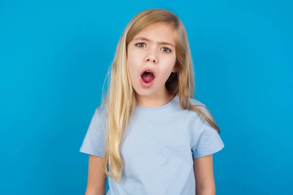 Expressieve Gezichtsuitdrukkingen Geschokt Verbluft Mooi Blank Meisje Draagt Blauw Shirt — Stockfoto