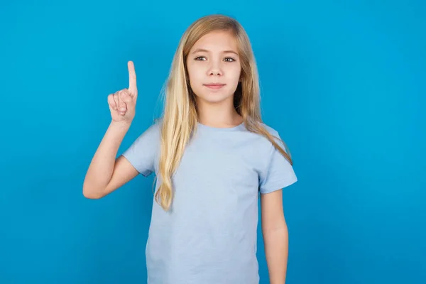 Krásná Kavkazská Dívka Modrém Tričku Ukazující Ukazující Prsty Číslo Jedna — Stock fotografie