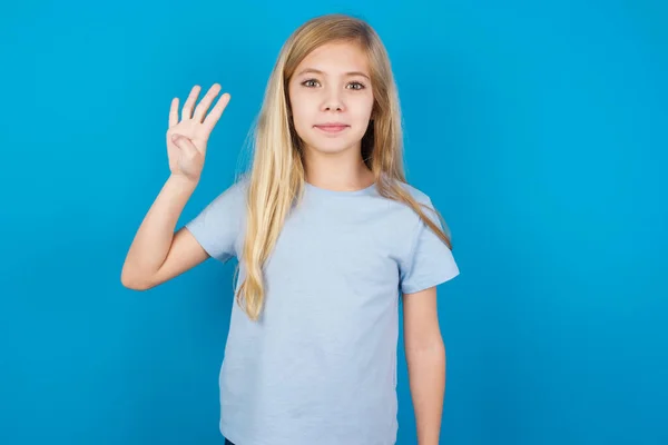 Belle Fille Caucasienne Portant Bleu Shirt Montrant Pointant Vers Haut — Photo