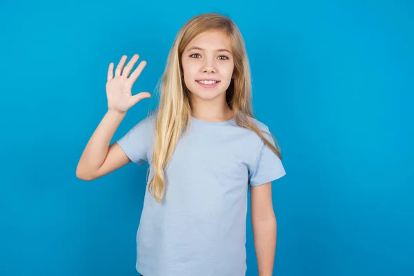 Bela Menina Caucasiana Vestindo Azul Shirt Mostrando Apontando Para Cima — Fotografia de Stock