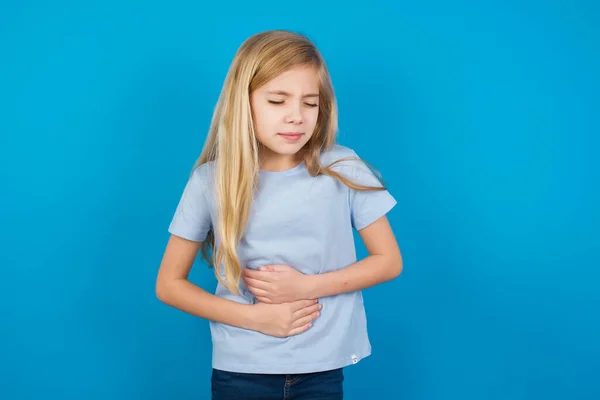 Vacker Kaukasiska Flicka Bär Blå Shirt Lider Stark Magont — Stockfoto