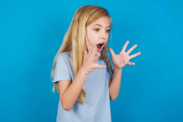 girl  with shocked facial expression, holding hands near face, screaming and looking sideways at something amazing.