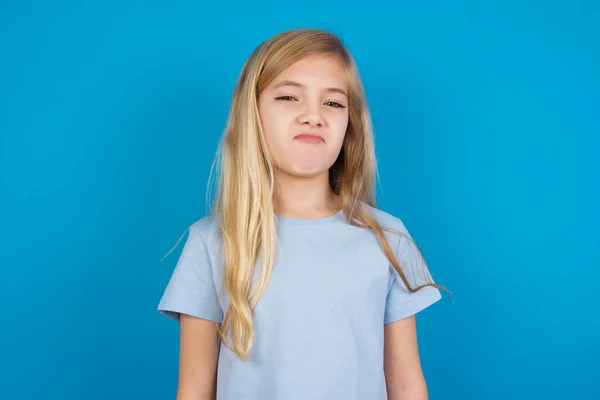 Bela Menina Caucasiana Vestindo Camiseta Azul Com Expressão Esnobe Lábios — Fotografia de Stock