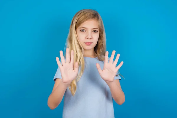 Mooi Kaukasisch Meisje Dragen Blauw Shirt Doen Stoppen Met Zingen — Stockfoto