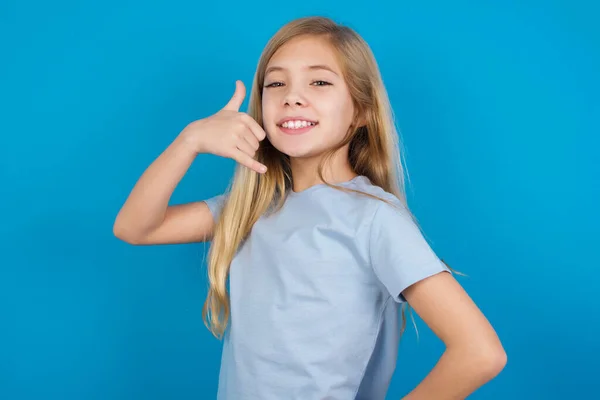 Mooi Blank Meisje Draagt Blauw Shirt Imiteert Telefoongesprek Maakt Telefoongesprek — Stockfoto