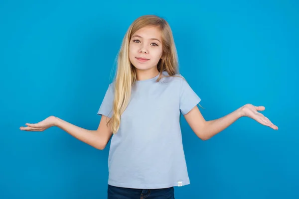 Desconcertada Despistada Hermosa Chica Caucásica Vistiendo Camiseta Azul Con Los —  Fotos de Stock