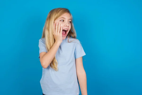 Linda Menina Caucasiana Vestindo Camiseta Azul Animado Olhando Para Lado — Fotografia de Stock