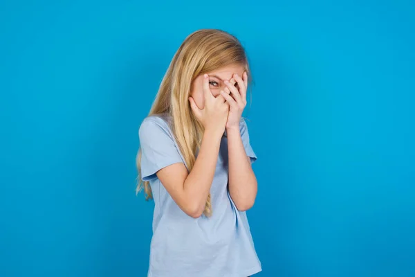 Prachtig Blank Meisje Met Blauw Shirt Het Gezicht Met Handen — Stockfoto