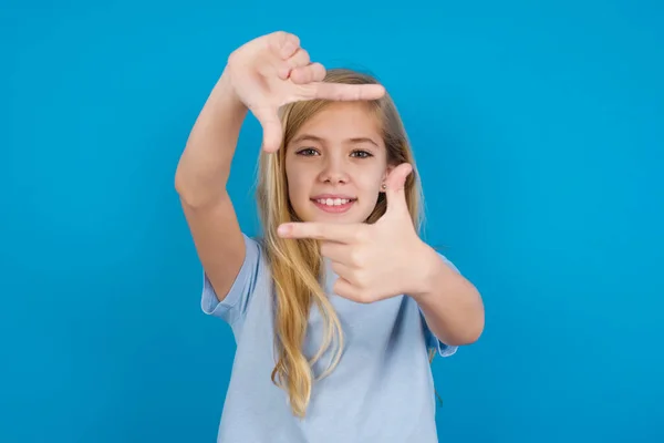 Menina Branca Bonita Positiva Vestindo Camiseta Azul Com Expressão Alegre — Fotografia de Stock