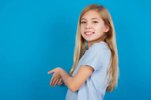 Vacker Kaukasiska Flicka Bär Blå Shirt Inbjudande Att Komma Leende — Stockfoto