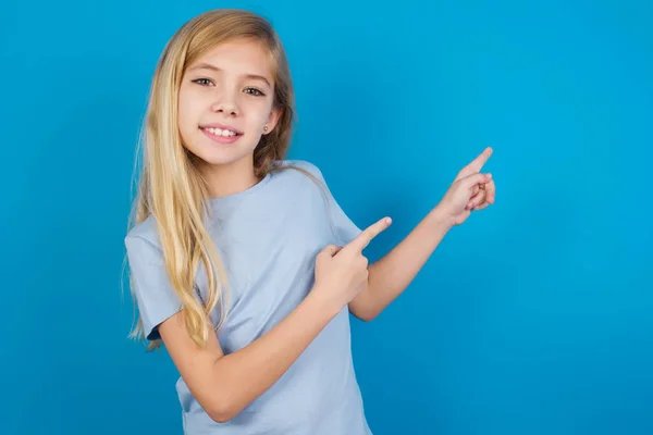 Hermosa Chica Caucásica Vistiendo Camiseta Azul Con Expresión Positiva Indica —  Fotos de Stock