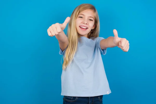 Vacker Kaukasiska Flicka Bär Blå Shirt Gör Positiv Gest Med — Stockfoto