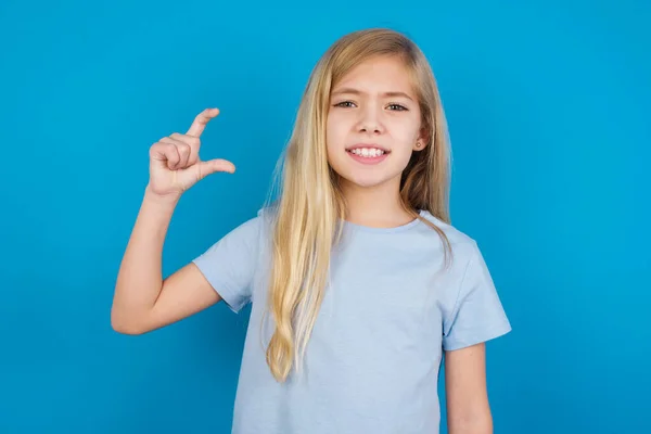 Mooi Blank Meisje Dragen Blauw Shirt Glimlachen Gebaren Met Hand — Stockfoto