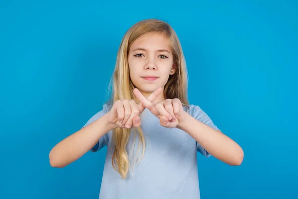 Bella Ragazza Caucasica Indossa Shirt Blu Rifiuto Espressione Arrabbiata Incrociando — Foto Stock