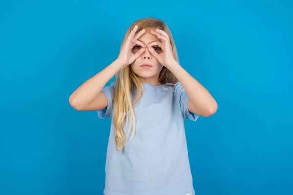 Lekfull Upphetsad Vacker Kaukasiska Flicka Bär Blå Shirt Visar Tecken — Stockfoto