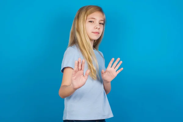 Paura Bella Ragazza Caucasica Con Indosso Blu Shirt Espressione Terrorizzata — Foto Stock