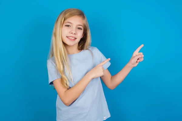 Positiva Chica Ecaucasiática Con Camiseta Azul Con Sonrisa Radiante Señalando —  Fotos de Stock