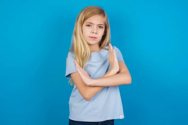 Mooi Blank Meisje Dragen Shirt Heeft Afwijzing Boos Uitdrukking Gezicht — Stockfoto