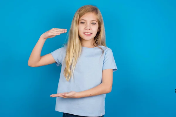 Schöne Kaukasische Mädchen Trägt Shirt Gestikulierend Mit Händen Die Große — Stockfoto