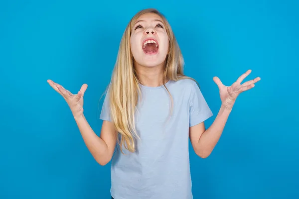 Linda Menina Caucasiana Vestindo Shirt Chorando Gritando Emoções Humanas Conceito — Fotografia de Stock