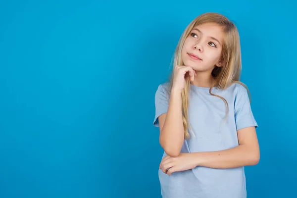 Vacker Kaukasisk Liten Flicka Med Långt Blont Hår Bär Shirt — Stockfoto