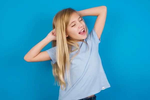 Mooi Kaukasisch Meisje Dragen Shirt Ontspannen Stretching Armen Handen Achter — Stockfoto