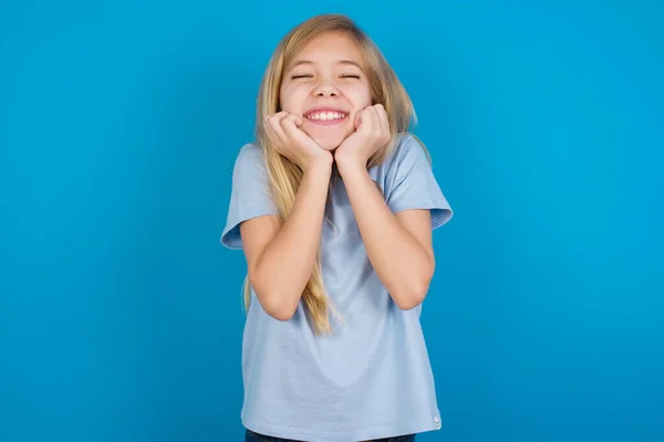 Retrato Bela Menina Caucasiana Vestindo Camiseta Sendo Sobrecarregado Expressando Emoção — Fotografia de Stock