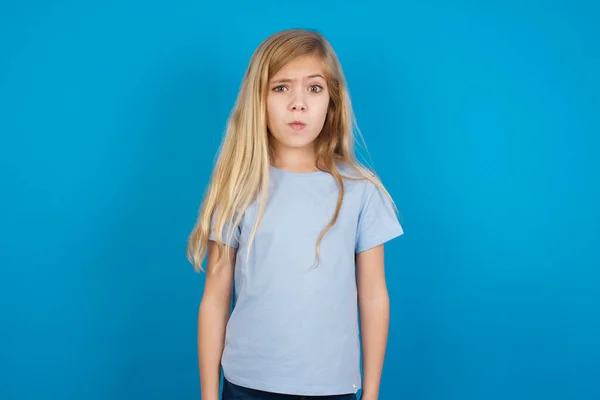 Vacker Kaukasiska Flicka Bär Shirt Uttrycker Avsky Ovilja Bortse Från — Stockfoto