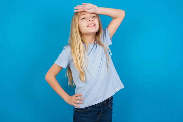 Schöne Kaukasische Mädchen Trägt Shirt Wischt Stirn Mit Hand Machen — Stockfoto