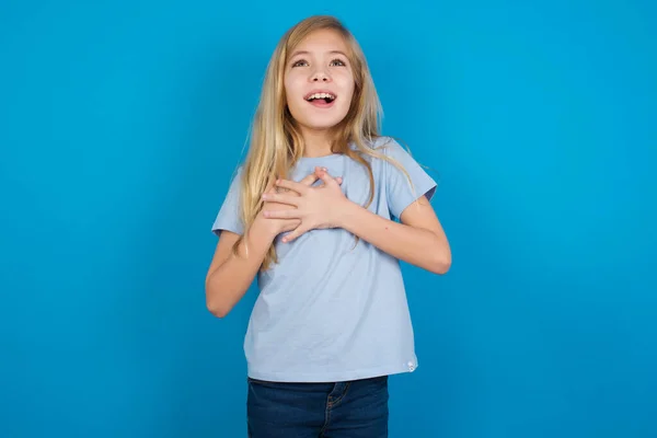 Glad Leende Vacker Kaukasiska Flicka Bär Shirt Har Händerna Bröstet — Stockfoto