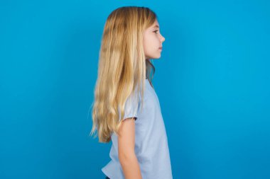 Sağlıklı tenli, gülümseyen beyaz kız profili. Düşünceli bir ifadesi var. Açık havada yürümeye hazır..