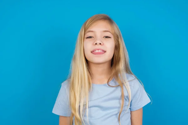 Schönes Kaukasisches Mädchen Shirt Mit Fröhlichem Und Lustigem Gesicht Das — Stockfoto