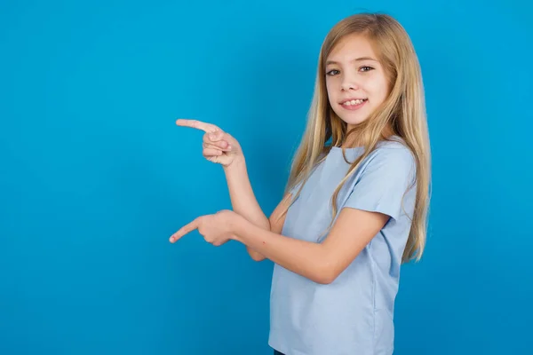 Linda Menina Caucasiana Com Longos Cabelos Loiros Vestindo Shirt Apontando — Fotografia de Stock