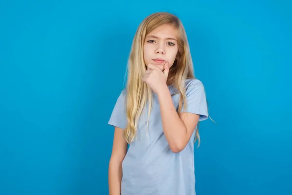 Hermosa Niña Caucásica Con Pelo Largo Rubio Usando Camiseta Sobre — Foto de Stock