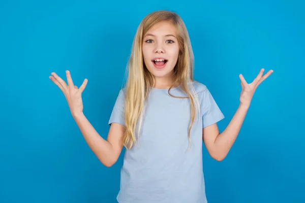 Joyful Enthousiast Gelukkig Mooi Blank Meisje Dragen Shirt Juichen Vieren — Stockfoto