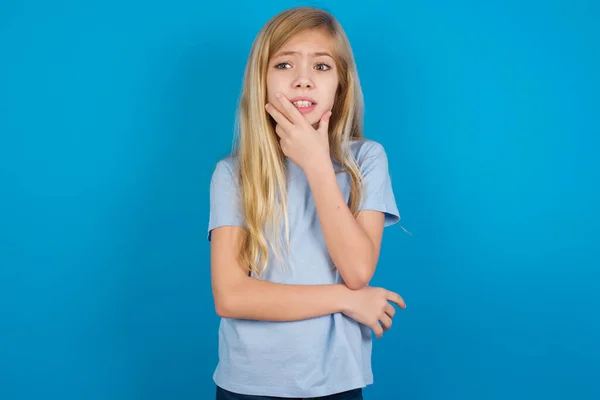 Mooi Blank Meisje Dragen Shirt Bedekken Mond Met Handen Bang — Stockfoto