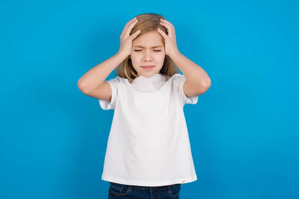 Mooi Blank Meisje Dragen Shirt Houden Hoofd Met Handen Lijden — Stockfoto