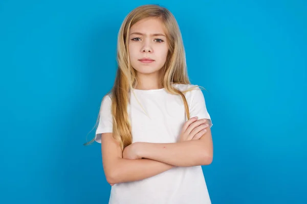 Bela Menina Caucasiana Vestindo Shirt Franzindo Rosto Desagrado Mantendo Braços — Fotografia de Stock