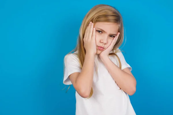 Bella Ragazza Caucasica Indossa Shirt Tenendo Testa Mano Con Espressione — Foto Stock