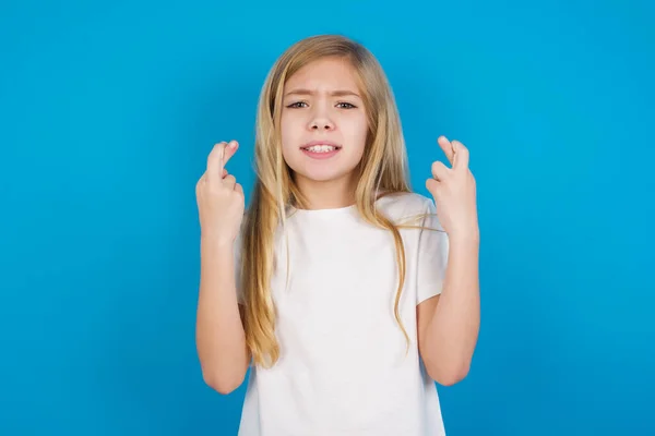 Bela Menina Caucasiana Vestindo Shirt Segurando Dedos Cruzados Com Expressão — Fotografia de Stock