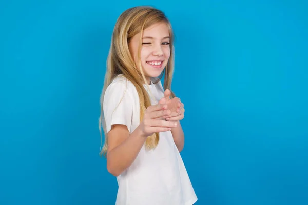 Jij Daar Vreugdevol Charismatisch Mooi Blank Meisje Shirt Knipogend Wijzend — Stockfoto