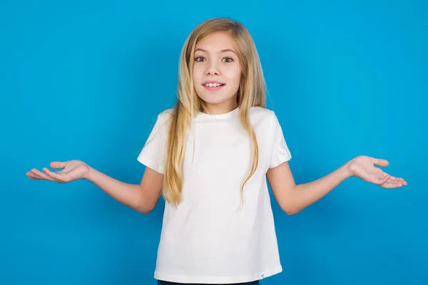 Depois Retrato Menina Bonita Caucasiana Arrogante Vestindo Shirt Encolhendo Mãos — Fotografia de Stock