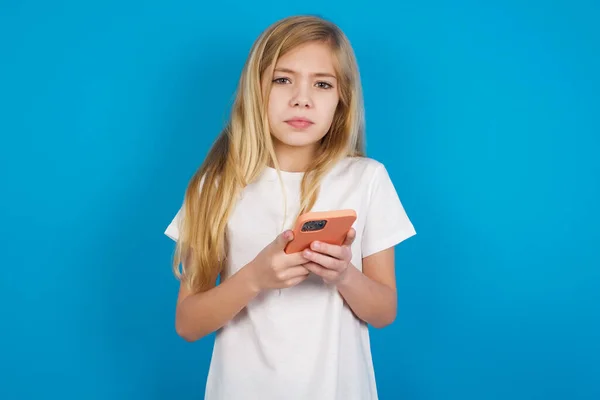 Sonriendo Hermosa Chica Caucásica Usando Camiseta Amigable Felizmente Sosteniendo Teléfono — Foto de Stock